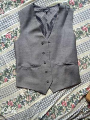 Only one time used men sleeveless 36 size Ash