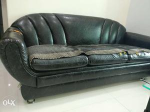 3 seater condition sofa made up of leather. Decent condition