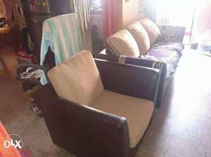 Hi I want to sell leather Sofa set, actual cost