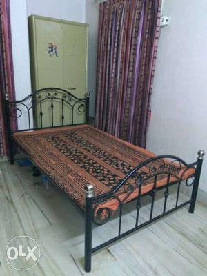 Wrought iron bed wid mattress..size length 6.5