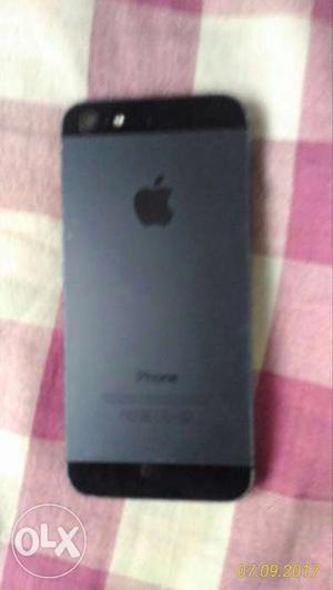 I phone 5 in superb conditon with box charger and