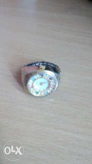 A new ladies fingers watch good working condition