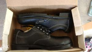 Brand new safety shoes no 8, oil and shock