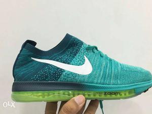 Green-and-gray Nike Zoom Shoe
