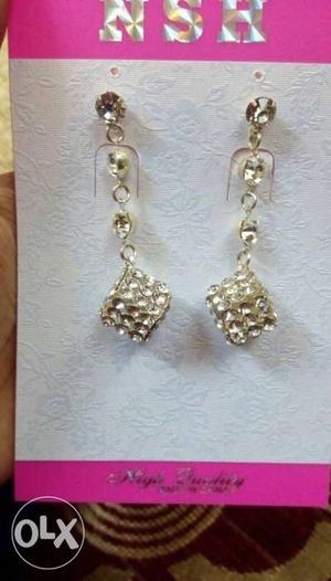 Used earring...shine still in good condition