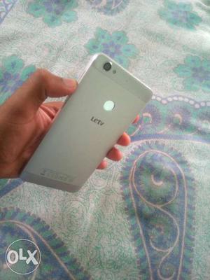 It's letv le 1s,,,3gb ram,32gb rom,,13 and 8mp