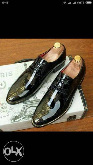 Black shoes with Gold design- Size 9 (World Map)