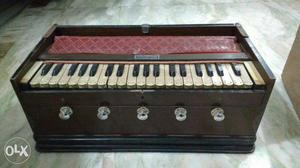 Harmonium in very good condition with wooden box