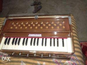 Harmonium keyboard 6 months purana hai