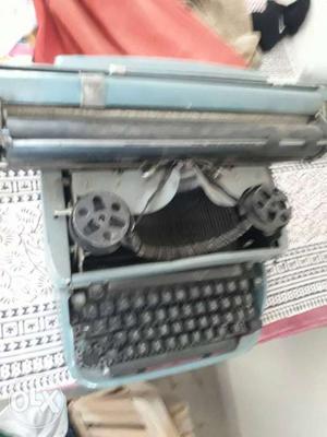 Hindi typewriter in good condition.