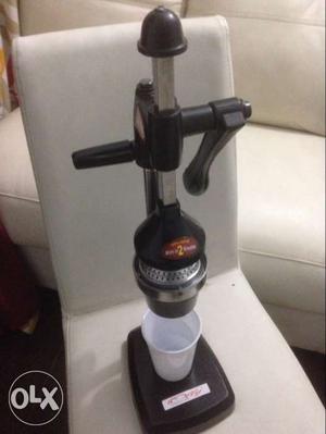 Manual juicer for sale in new condition