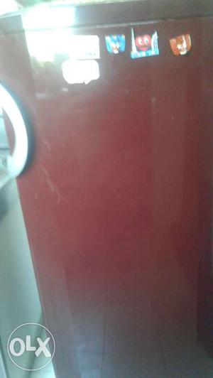 Red color single door 165l fridge is in mint