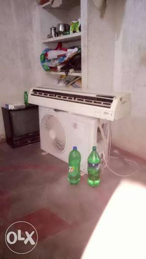 White Split-type Ac Unit With Condenser With Two Plastic