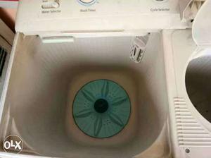 White Twin Tub Laundry Machine