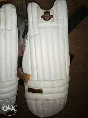 Pair Of cricket pads of golden arrow. Is very thick