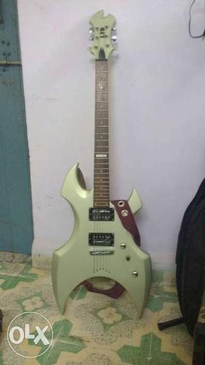 Rairly Used Electric Guitar With Speakers
