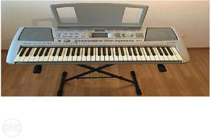 Yamaha PSR-290 keyboard. Includes Stand, power adaptor and