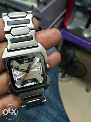 2 year old fastrack watch