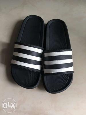Adidas slipper in good condition