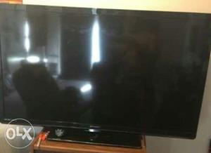 Black Flat Screen 32" led Tv]