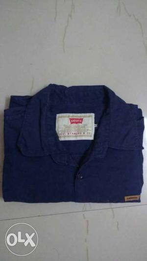 Dark blue shirt, medium size, levi's brand