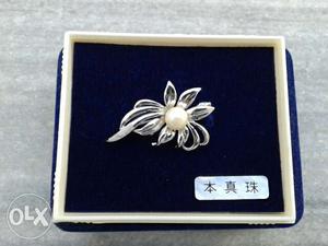 Silver broach with Pearl