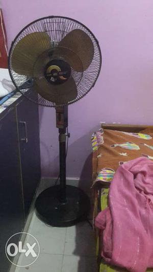 Stand Fan functions in Good condition