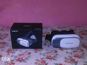White And Black VR Goggles