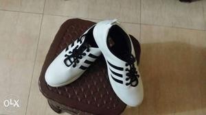 White addidas shoe size 7