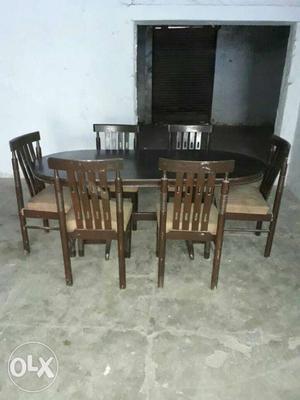 Six seater dinjng table in excellent condition in