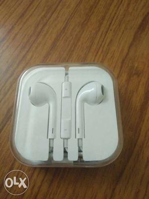 2 weeks old apple earphone. Compatible with any
