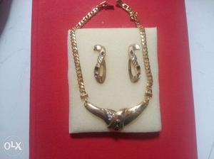 Imitation jewellery set. gold colour. used only