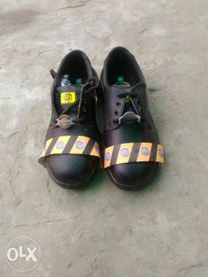 New unused safety shoes 6 no liberty