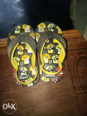 Toddler's Pair Of Black-and-yellow Sandals