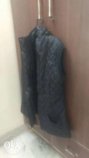 Women black quilted half jacket