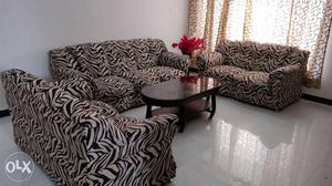 7 seater sofa set with sagwan center table newely