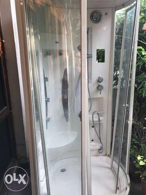 Bath cabinet endowed with many functions, needs a