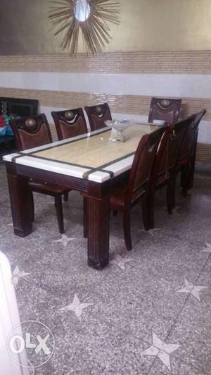 I'm selling dining table with chairs with new