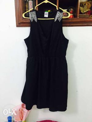 Black V-neck Sleeveless Mini Dress