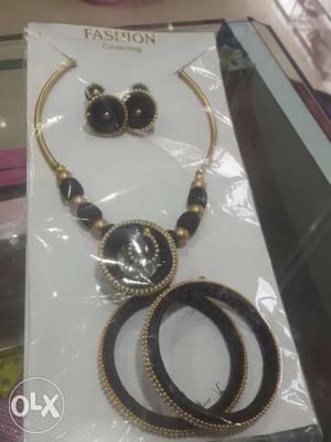 Black-and-gold Jewelry Set In Pack