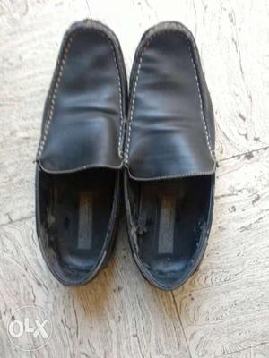 Black letter shoe