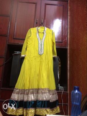Girl suit of yellow color wid golden nd green