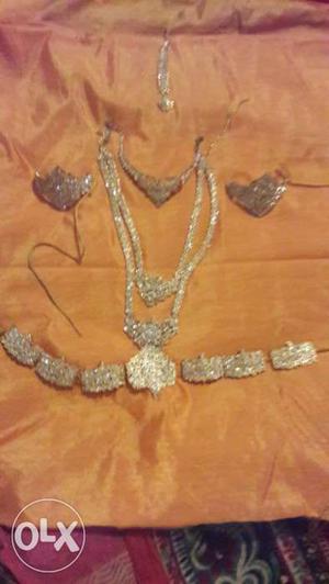 It's complete bridal set in good condition for