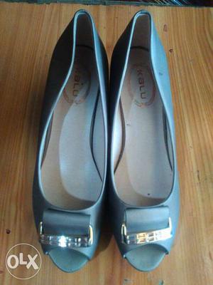 Pair Of Teal Leather ICALU Peep Toe Sandals