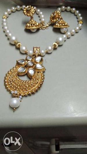 Pearl Beaded Gold Floral Accent Necklacea