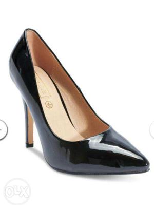 Truffle collection women black solid pumps!