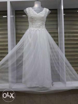 Women's White Applique Sleeveless V-neck Wedding Gown