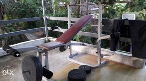 Adjustable bench with 45 kg weights.