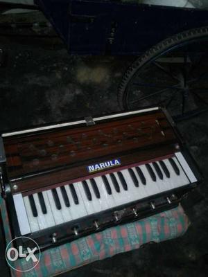 Brown Narula Electronic Keyboard