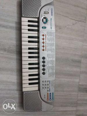 Keyboard in very good condition perfectly